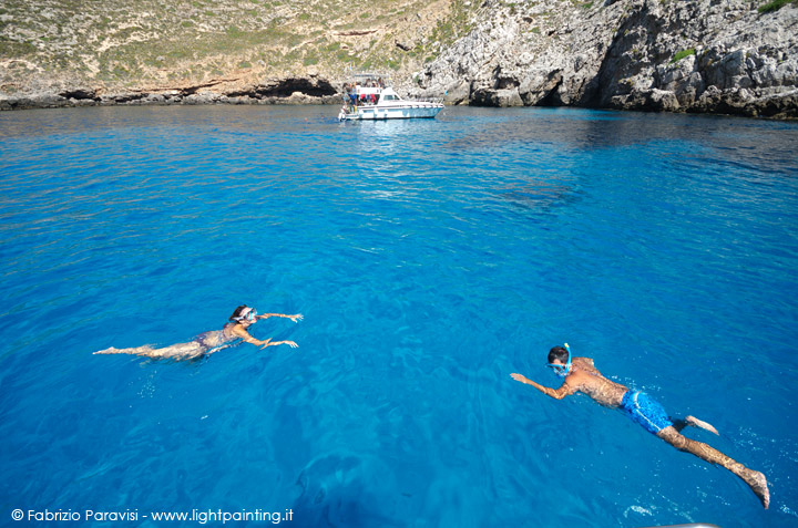 L'acqua blu di Cala Bianca a Marettimo, che prende il nome dalla sabbia sul fondale